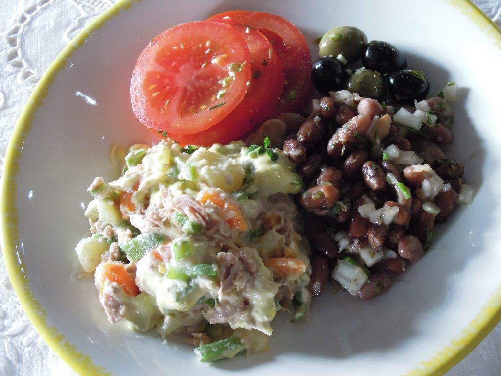 Salada Russa de Atum com maionese de Manjerico empratada