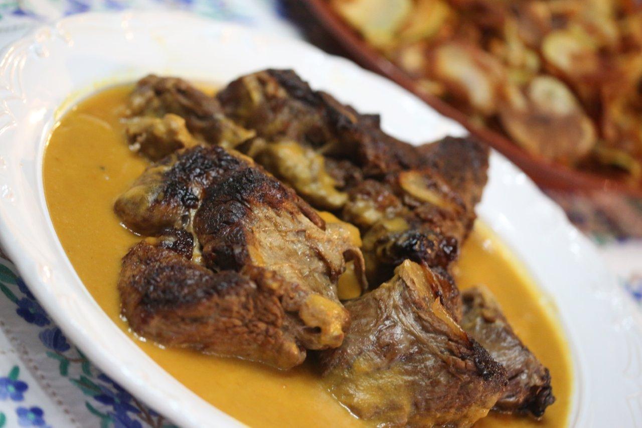 Carne de vaca do acém assada no forno Grafe e Faca