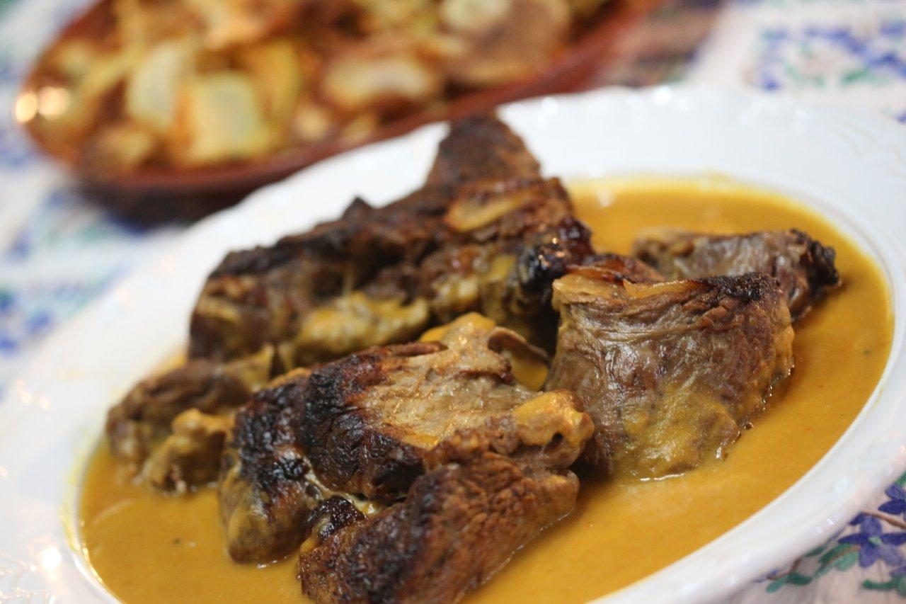 Carne de vaca do acem assada no forno Grafe e Faca